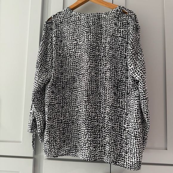 V-neck Flowy Blouse in Black Gray & White Pattern Button Detailing‎ Down Sleeves - Picture 2 of 7